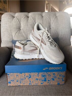 Brooks Ariel GTS24 Women's Neutral Running Shoes in Light Beige and Taupe